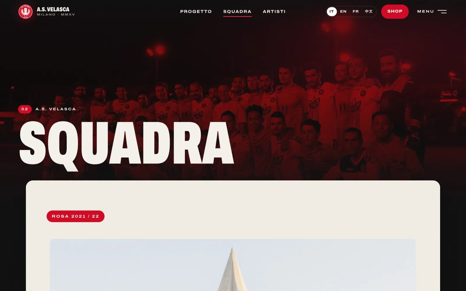 La page « Squadra » : le titre en grand sur une photo de l’équipe, puis le contenu sur une feuille couleur papier.